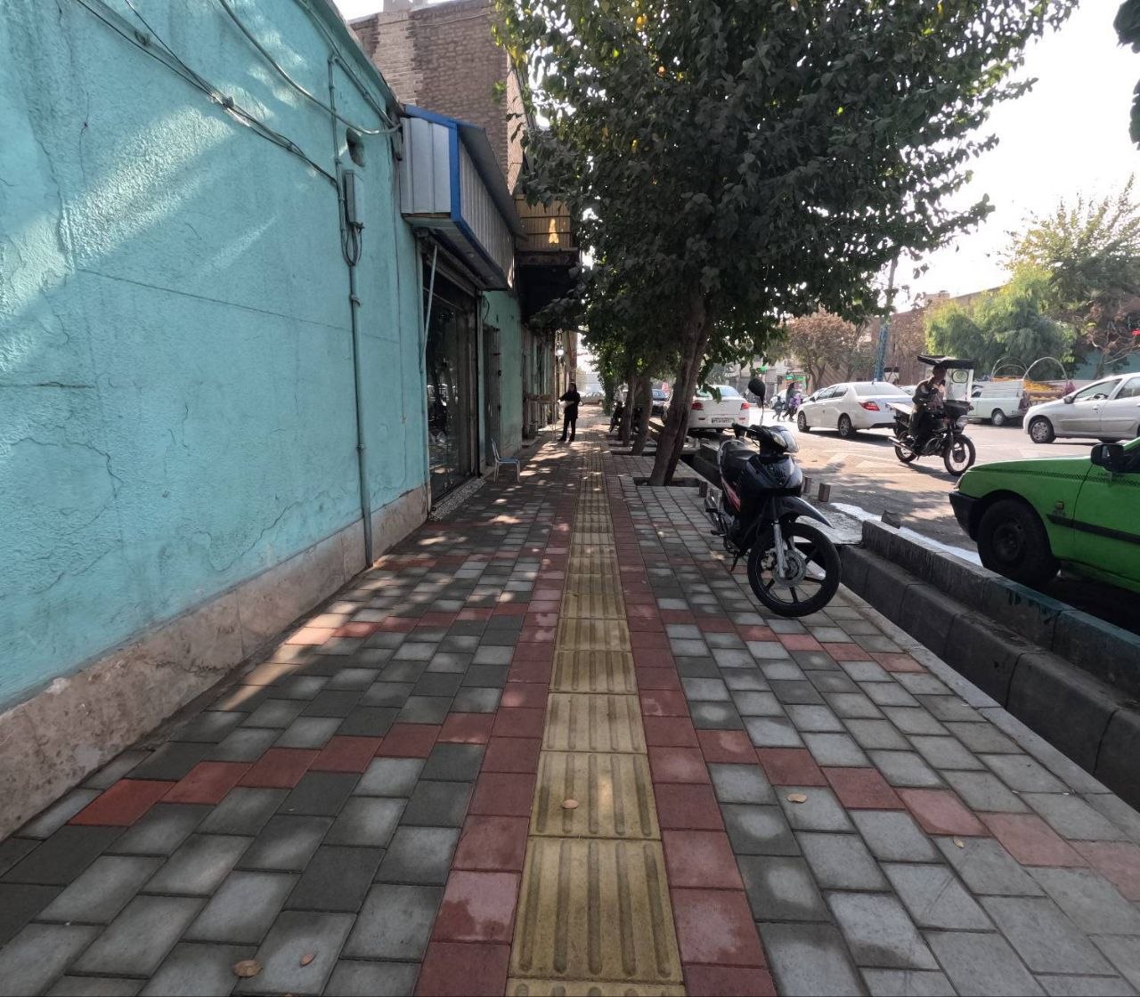 واجرای نوسازی و بازسازی پیاده رو های سه محور اصلی منطقه ۲۰