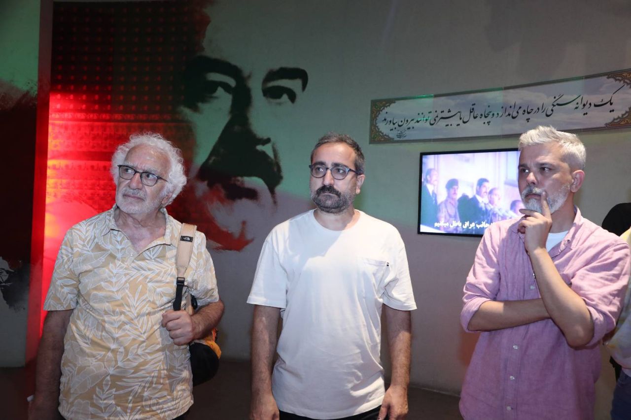 بازدید خبرنگاران بین‌المللی مراسم وداع و تشییع رهبر شهید از موزه ملی انقلاب اسلامی و دفاع مقدس