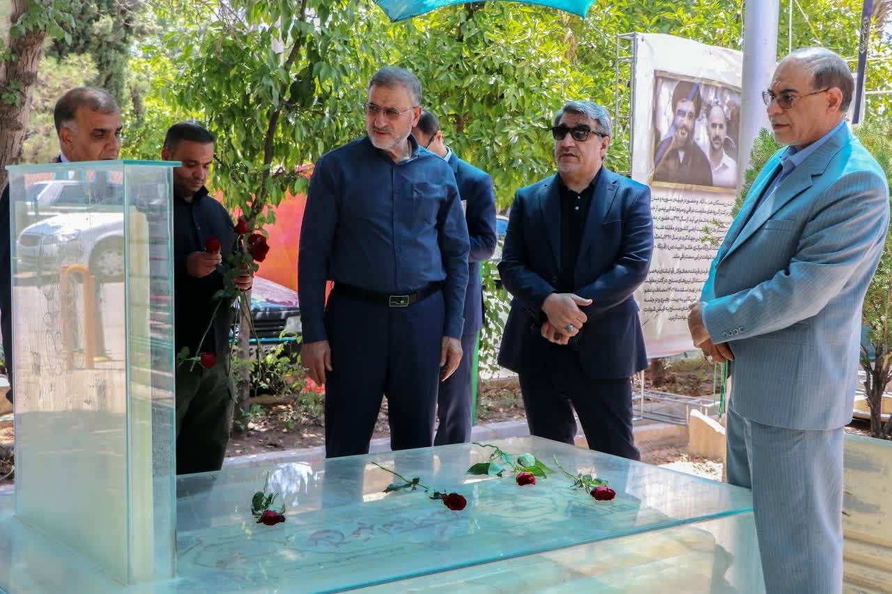 ادای احترام معاون فرهنگی و آموزشی بنیاد شهید به مزار شهید عباس دوران