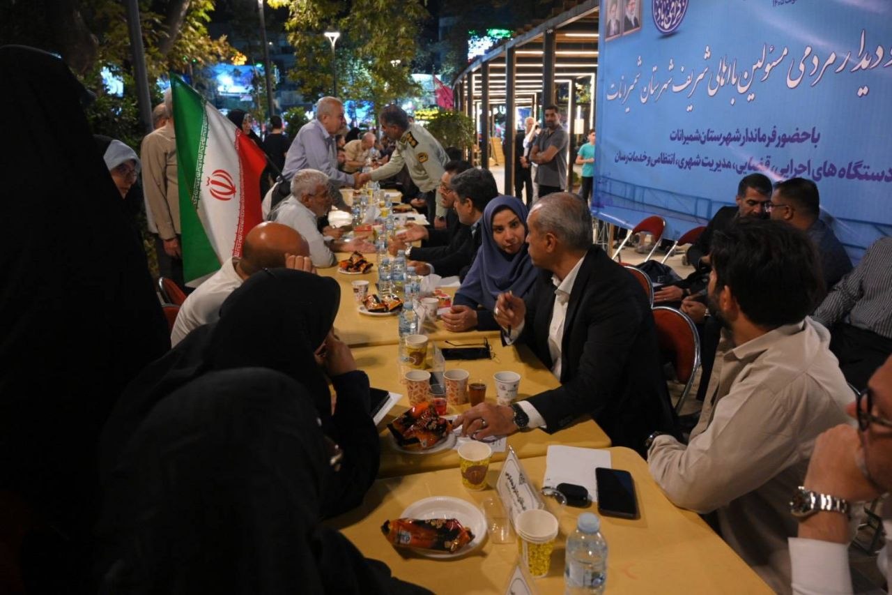  برپایی میز خدمت مسئولان شمیرانات در میدان تجریش همزمان با هفته دولت